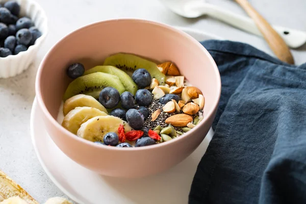 Разновидности фруктов и орехов на греческом йогурте — стоковое фото
