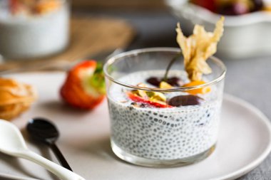 Chia puding taze meyve ve fıstık ile