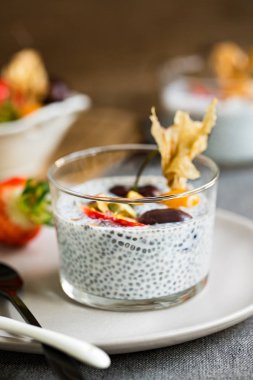 Chia puding taze meyve ve fıstık ile