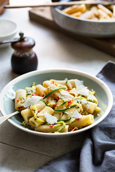 Pasta met courgette en Chili — Stockfoto