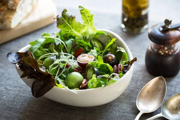 Insalata verde con Goj iberry e Pecan — Foto Stock