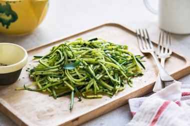 Pesto soslu spagetti kabak