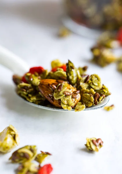 Matcha Granola med linfrö, mandel och Goji berry — Stockfoto