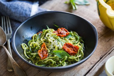 Domates Pesto soslu kabak Pasta güneş ile kurutulmuş