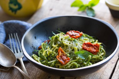 Domates Pesto soslu kabak Pasta güneş ile kurutulmuş