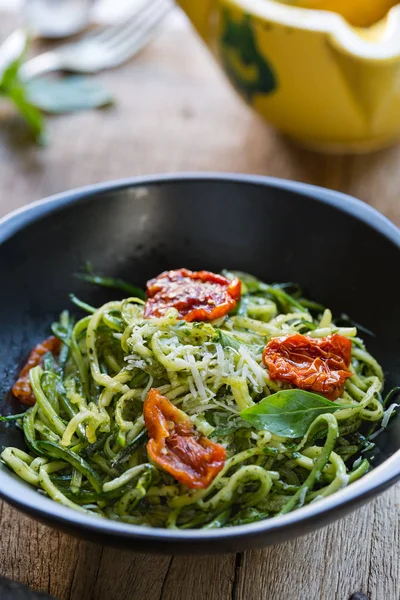 Zucchini Pasta in Pesto sauce with Sun dried Tomato — Stock Photo, Image