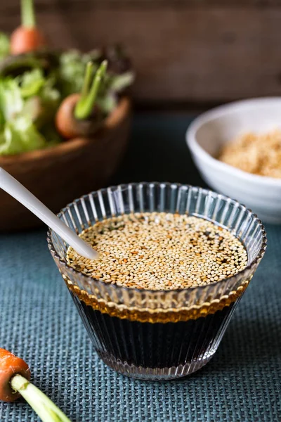 Salsa de soja con aderezo de ensalada de sésamo tostado — Foto de Stock