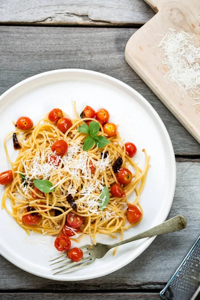 Spaghetti con pomodorini ciliegia e peperoncino secco con Parme grattugiato — Foto Stock