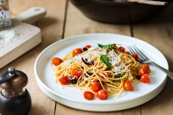 Spaghetti met kerstomaatjes en gedroogde chili met geraspte Parme — Stockfoto