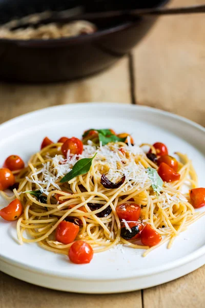 Špagety s Cherry rajčátky a sušených chilli s strouhaného Parme — Stock fotografie