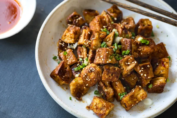Tatlım, soya sosu, zencefil ve susam ile sırlı Tofu — Stok fotoğraf