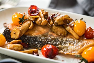 Bal içinde Sote mantar ve kiraz domates ile ızgara somon