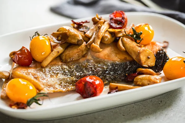 Bal içinde Sote mantar ve kiraz domates ile ızgara somon