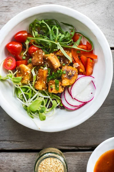 Tofu vitrificado com salada sobre Riceberry — Fotografia de Stock