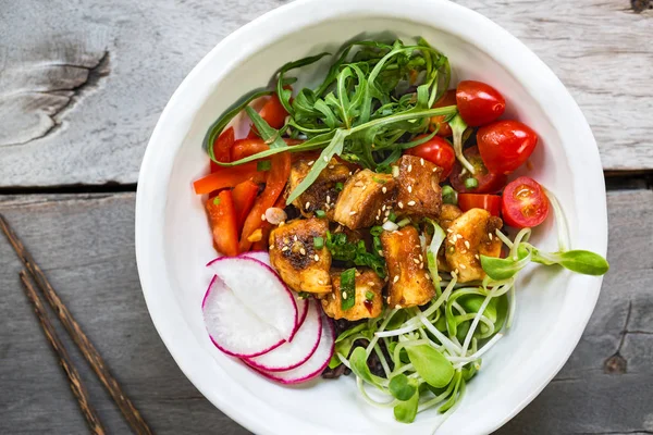 Tofu vitrificado com salada sobre Riceberry — Fotografia de Stock