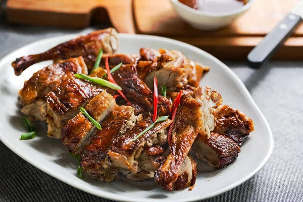 По-тайски жареная курица — стоковое фото