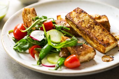 Kar bezelye ve roket salata tofu biftek