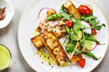 Kar bezelye ve roket salata tofu biftek