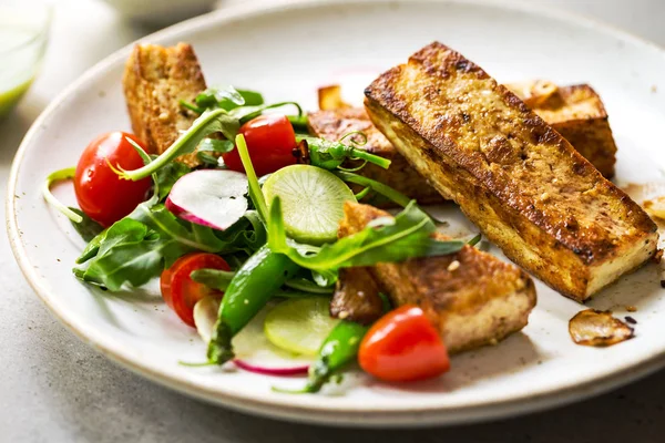 Tofu steak with Snow Peas and Rocket Salad — Stock Photo, Image