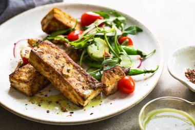Kar bezelye ve roket salata tofu biftek
