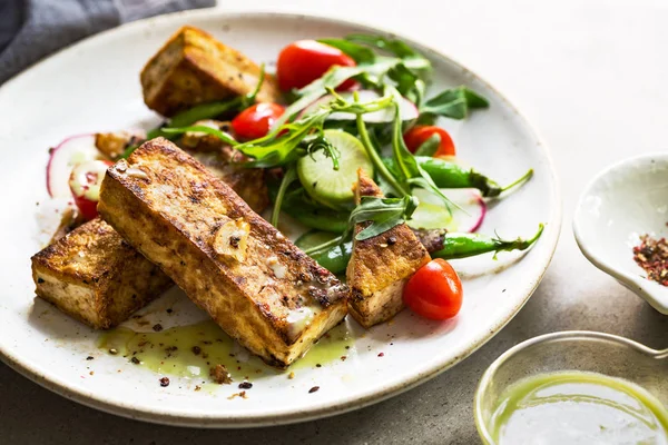 Bife de tofu com ervilhas de neve e salada de foguete — Fotografia de Stock