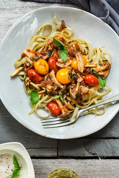 Fettuccine with Cherry Tomatoes  and Mushroom sauce — Stock Photo, Image