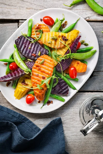 Patate dolci alla griglia con piselli e rucola — Foto Stock