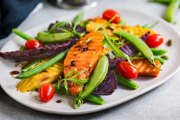 Grillad sötpotatis med Snap ärter och rucola — Stockfoto