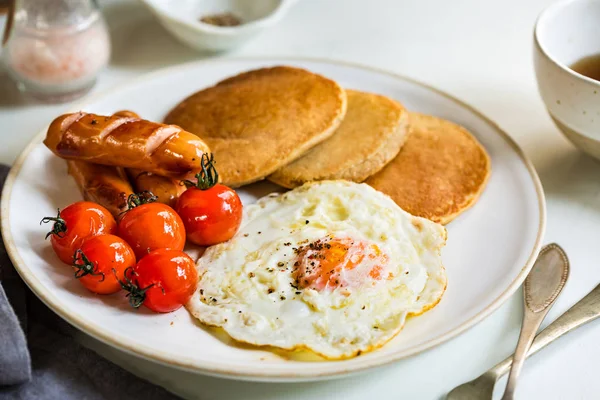 Panquecas Com Ovo Frito Salsichas Tomate Cereja — Fotografia de Stock