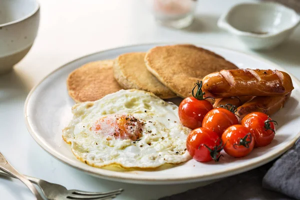 Clătite cu ou prăjit, cârnați și roșii cireșe — Fotografie, imagine de stoc