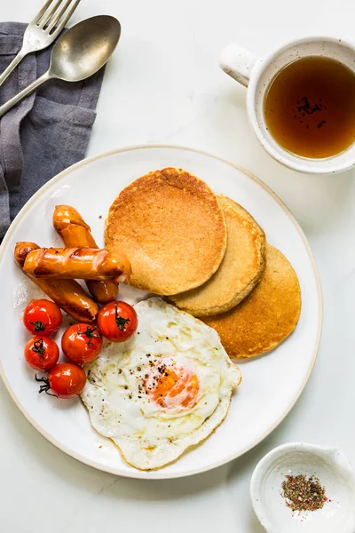 Sahanda yumurta, sosis ve domates ile Pancakes — Stok fotoğraf