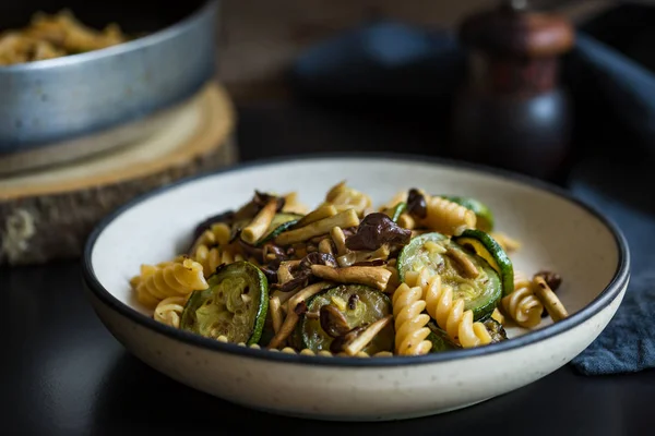 Fusilli con champiñones, ajo y calabacín — Foto de Stock