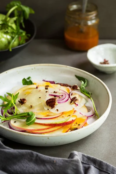 Kohlrabi con ensalada de manzana y pacana — Foto de Stock