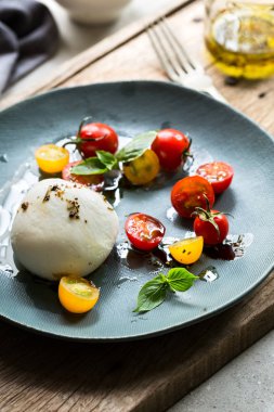 Mozzarella kiraz domates salatası ile