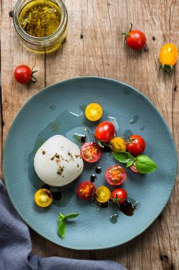 Mozzarella kiraz domates salatası ile