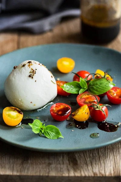 Сир Моцарелла з салатом з помідорів чері — стокове фото