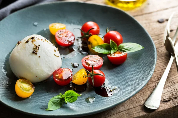 Mozzarella con ensalada de tomates cherry —  Fotos de Stock