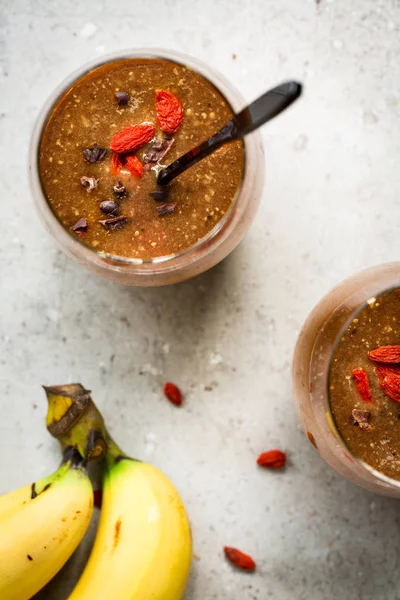 Bananen-Flachs-Mehl und Goji-Kaffee-Smoothie — Stockfoto