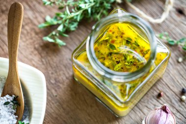 limon salata sosu ile kekik taze malzemelerle tarafından