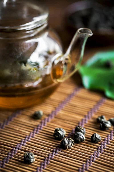 Oolong-Perlentee in einer klaren Teekanne — Stockfoto