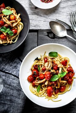 Mantar ve vişneli domates soslu spagetti.