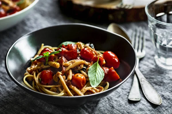 Espaguetis con champiñones y salsa de tomate cherry — Foto de Stock