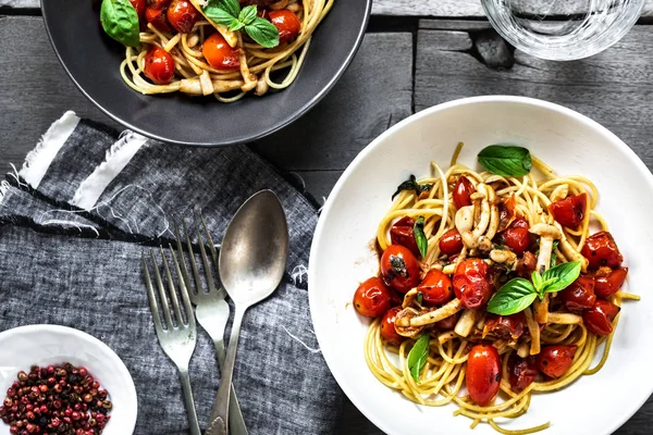 Espaguetis con champiñones y salsa de tomate cherry — Foto de Stock