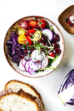 Kırmızı lahana, salatalık ve acı soslu nar salatası.