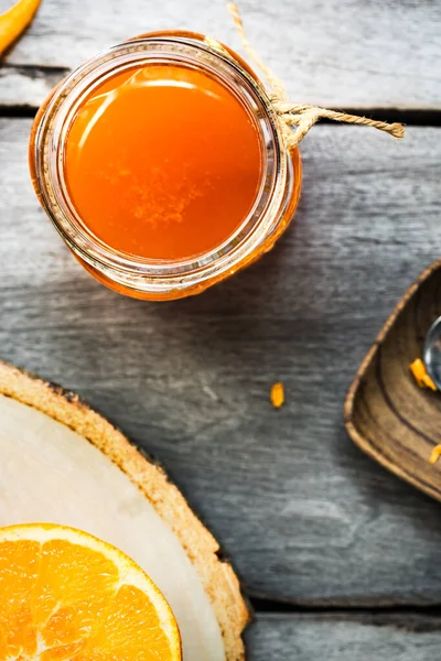 新鮮な食材によるガラス瓶の自家製オレンジシロップ — ストック写真