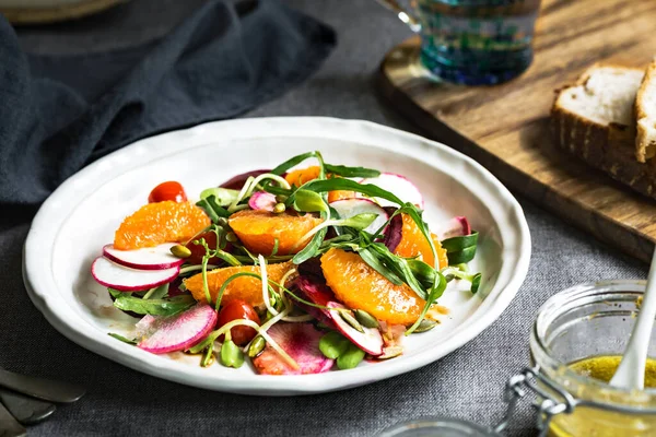 Arancio Con Barbabietola Rucola Ravanello Germoglio Fiori Sole Insalata Semi — Foto Stock