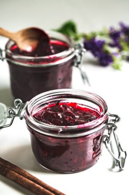 Reserve kavanozlarında Tarçın ile ev yapımı Roselle Jam