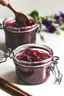 Reserve kavanozlarında Tarçın ile ev yapımı Roselle Jam