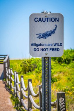 Aransas Nwr, Teksas 'ta üzerinde logo işareti olan beyaz bir tabela.