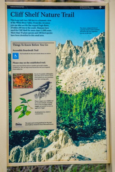 Дошка для опису стежки Національного парку Бедлендс (Південна Дакота). — стокове фото